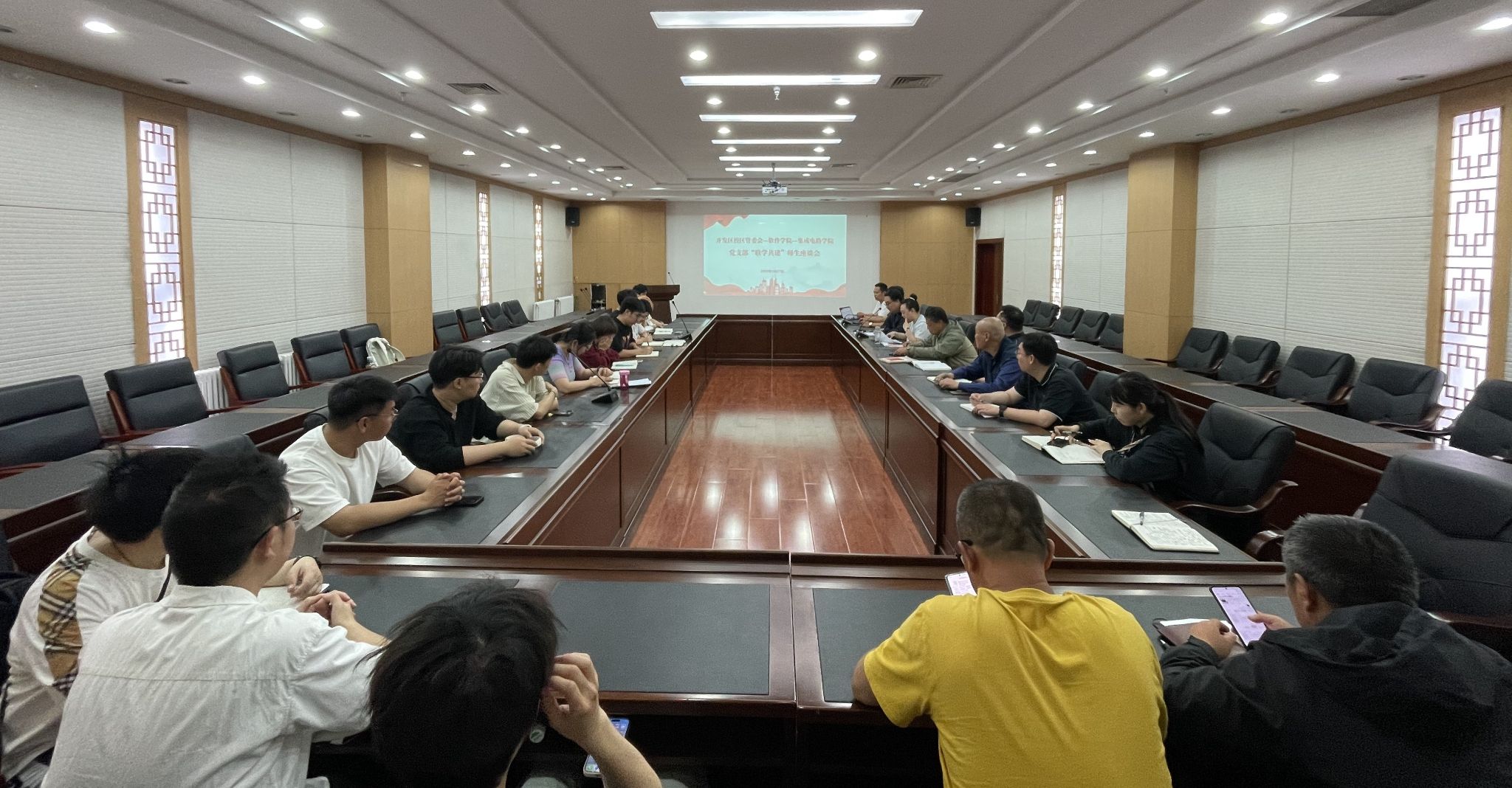 大连理工大学开发区校区管委会召开师生座谈会，推进学习教育“联学共建”